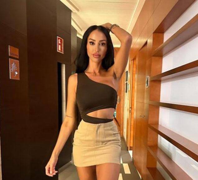 Ella es la polémica Aurah Ruiz, la esposa de un exjugador del Real Madrid que estará en el territorio hondureño.