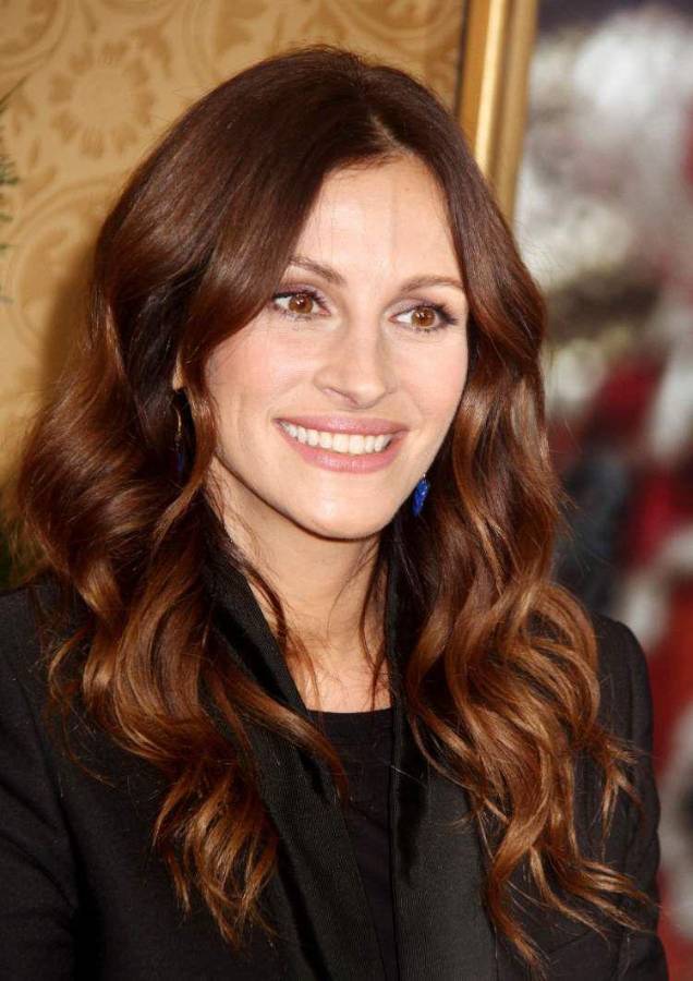 La actriz Julia Roberts luce un look en tono chocolate.