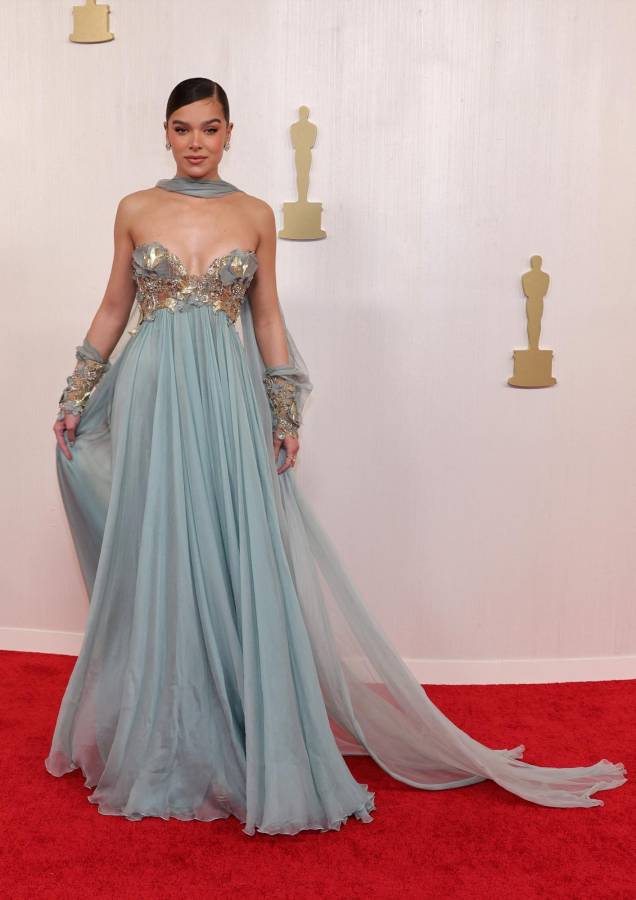 Hailee Steinfeld lució un hermoso diseño en aqua em la alfombra roja de los Óscar.