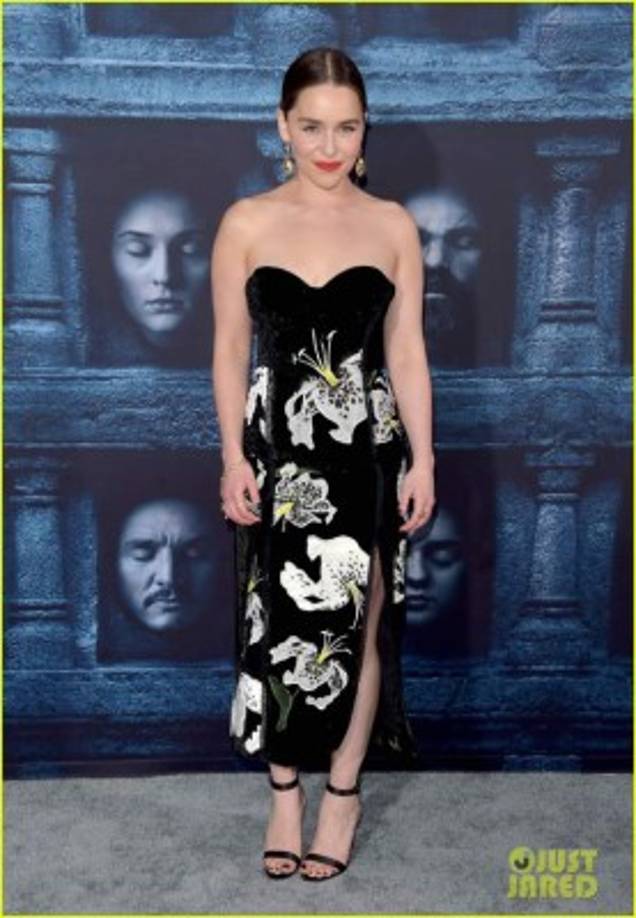 Emilia Clarke eligió un vestido con escote corazón.