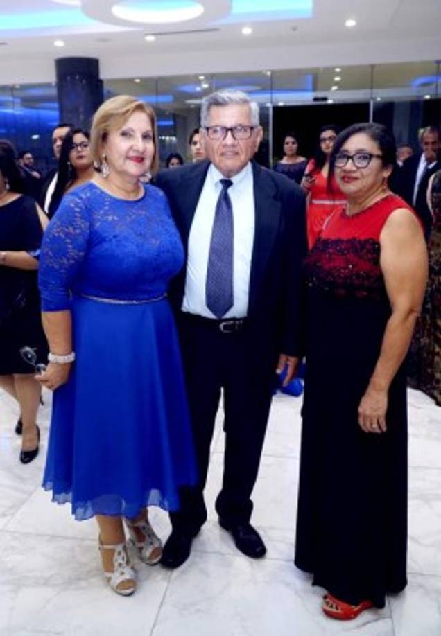 Betty Marcos, Norman Escoto y Marcia Azucena.