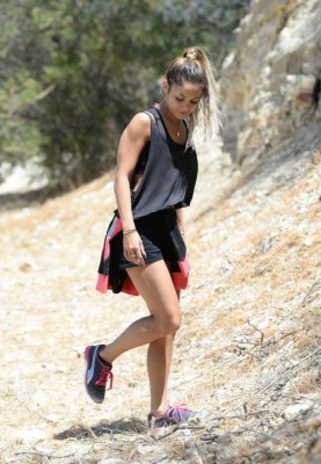 Este look es perfecto para un día de campo. Aún en tenis, Vanessa Hudgens no pierde su glamour.