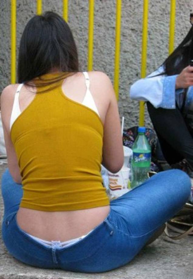 En un descuido dejó al descubierto su prenda íntima con forma de gatito.