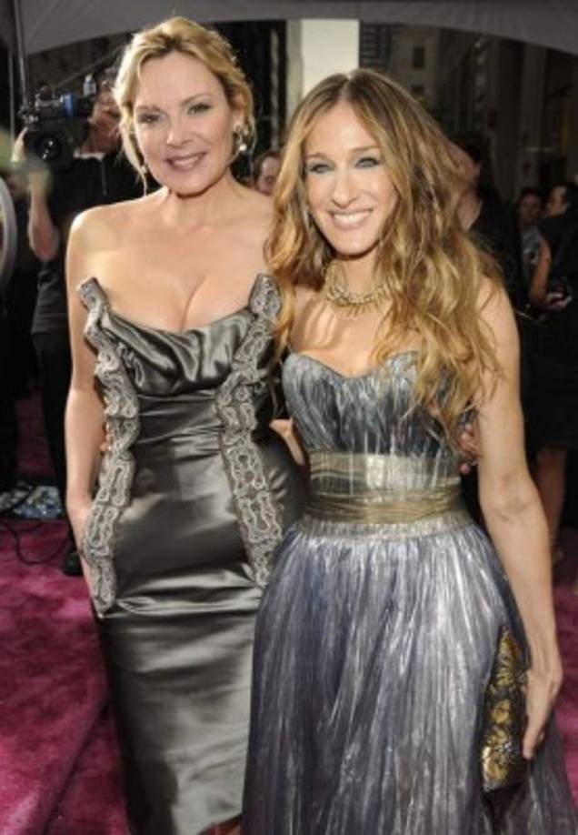 Sarah Jessica Parker y Kim Cattrall.<br/><br/>Ambas representaron a grandes amigas en 'Sex and the City' y todo decía que también lo eran en la vida real, hasta que Kim se enteró que Sarah ganaba mucho más que ella.<br/><br/>Para dejar clara su rivalidad Cattrall le mandó un contundente mensaje a su excompañera diciéndole que 'Nunca fueron amigas' y que dejará de usar su dolor (la muerte reciente de un hermano) para parecer la 'buena' de la historia.<br/><br/>