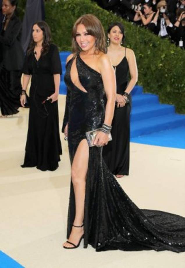 Thalía llega sexy mostrando pierna.