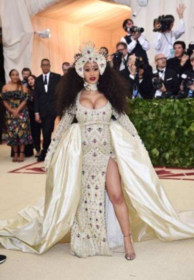 La rapera estadounidense Cardi B optó por un llamativo atuendo de Moschino.<br/><br/>El look de la cantante, embarazada de su primer hijo, recordó al atuendo de Beyonce en su mítica actuación de los Grammys 2017.