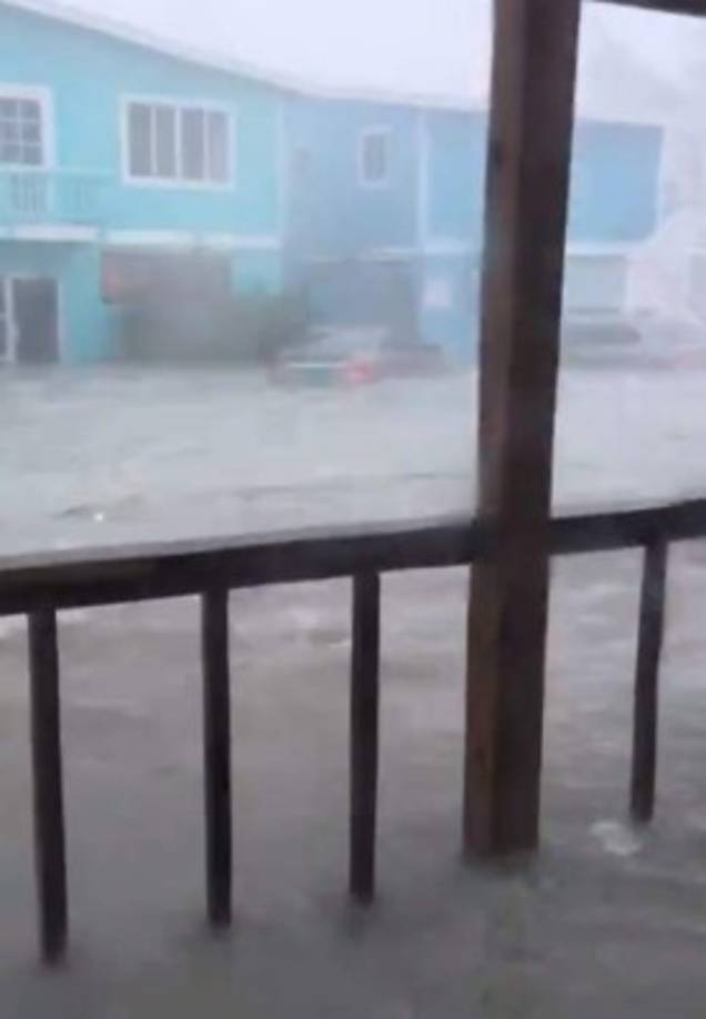 El estado de emergencia ya se había declarado en Florida y en una docena de condados en el estado de Georgia. Esta medida permite movilizar mejor los servicios públicos del Estado y recurrir si es necesario a la ayuda federal. <br/><br/>Una evacuación obligatoria se ordenó por las regiones costeras de Palm Beach y el condado de Martin, en Florida.<br/><br/>Aunque Miami probablemente se salvó de la tormenta, sus residentes se mantenían cautelosos y las autoridades continuaron distribuyendo sacos de arena para combatir las inundaciones en la ciudad.