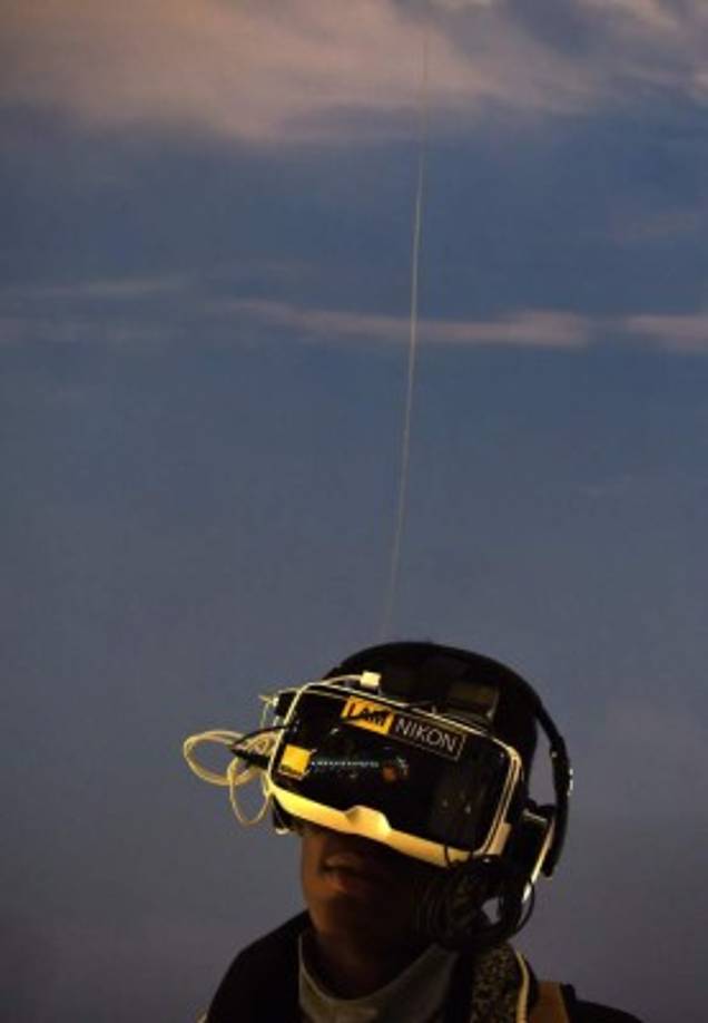 TECNO. Realidad virtual en colonia. Un hombre prueba unas gafas de realidad virtual Nikon en la feria de la fotografía Photokina. Foto: AFP/Patrik Stollarz