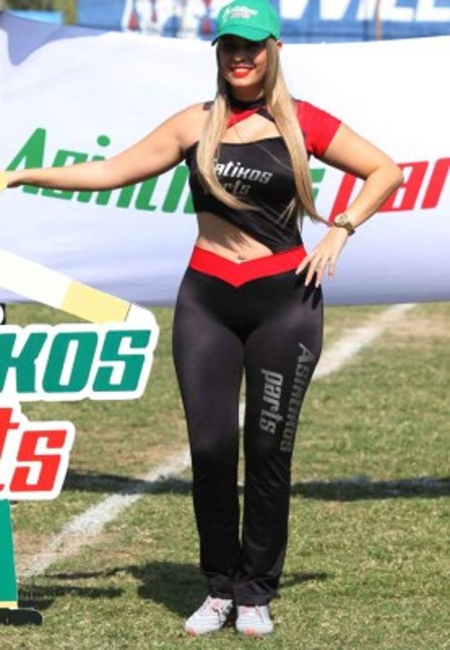 Una hermosa edecán que distrajo a muchos en Puerto Cortés.