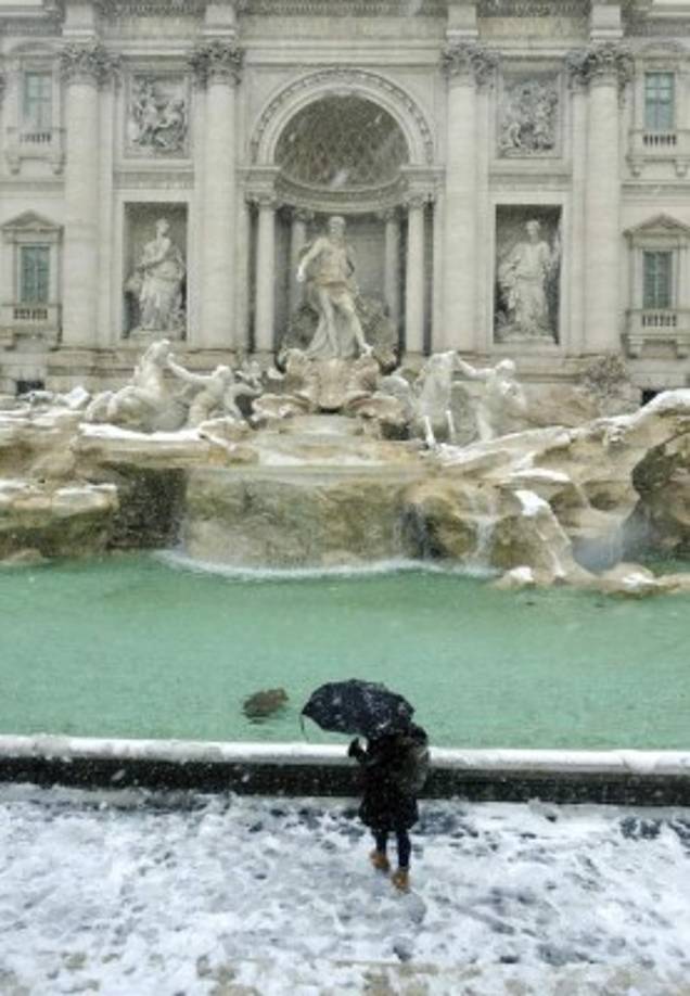 La nieve cubrió parte de la Fontana di Trevi, uno de los monumentos más reconocidos de Roma.