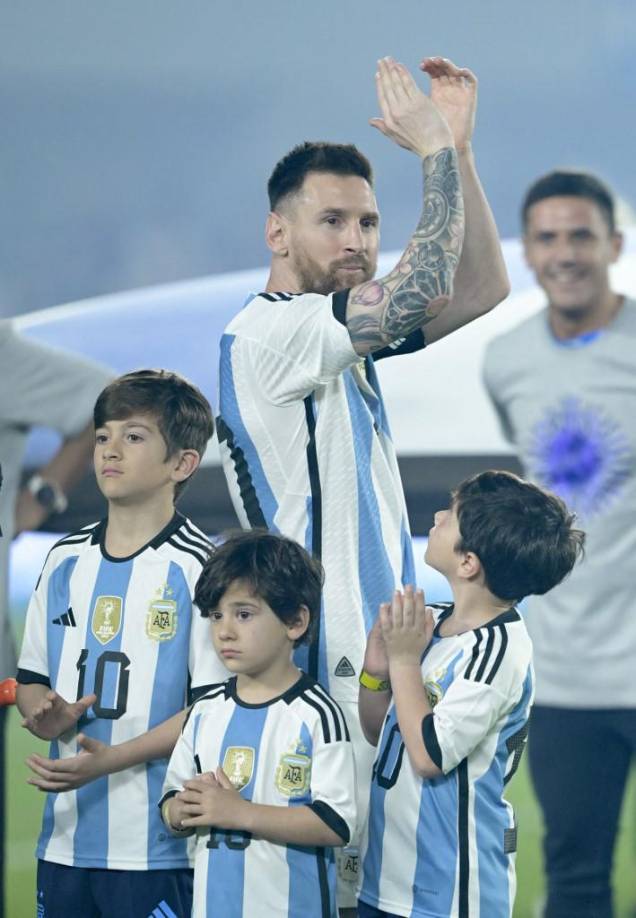 Beso de Antonela y bellas chicas: El ambientazo del Argentina- Panamá