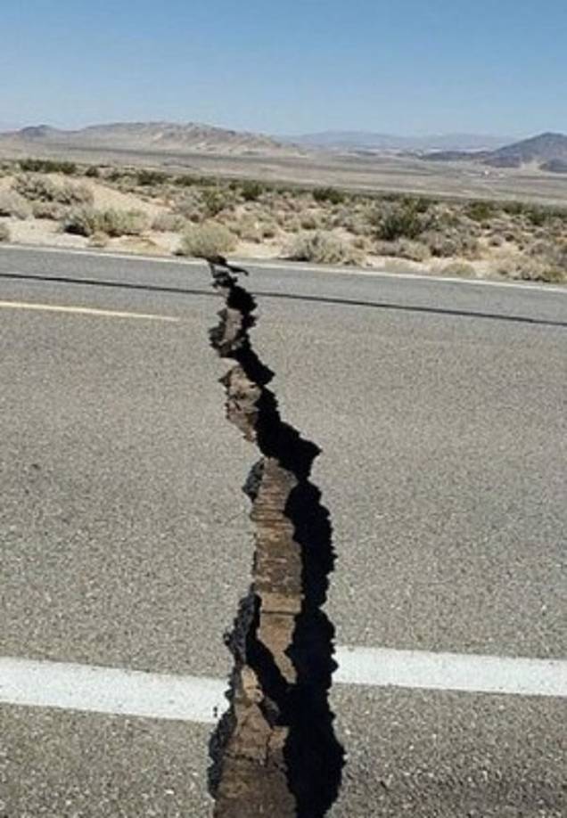 El epicentro se localizó cerca de una base militar de la Armada estadounidense, la Naval Air Weapons Station China Lake, un amplio espacio desértico donde se prueban bombas y misiles. El potente sismo causó leves daños en algunas infraestructuras, informaron medios locales.