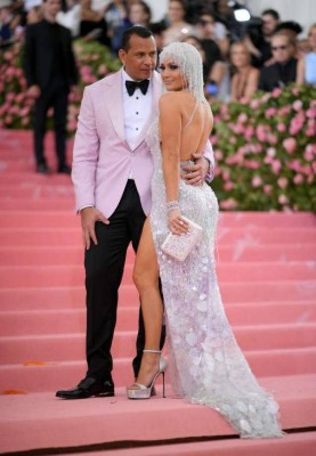 JLo posó en la alfombra roja con su prometido, el ex beisbolista Alex Rodríguez, que optó por un esmoquin rosa.