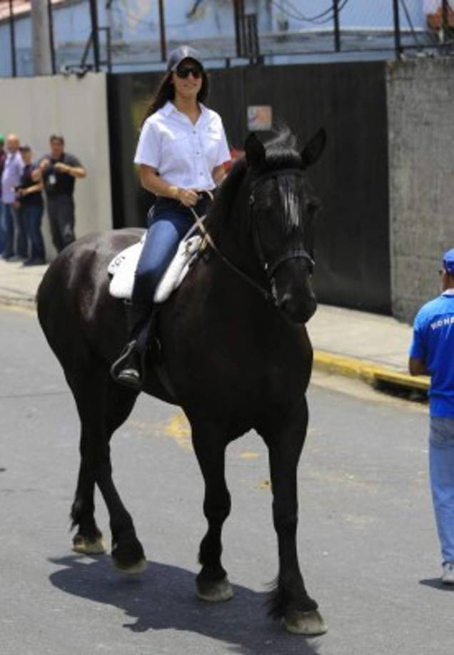 Jóvenes guapas participaron del desfile.