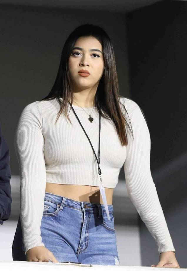 ¡Qué bella! Esta hermosa joven robó miradas en el palco del estadio Nacional Chelato Uclés.