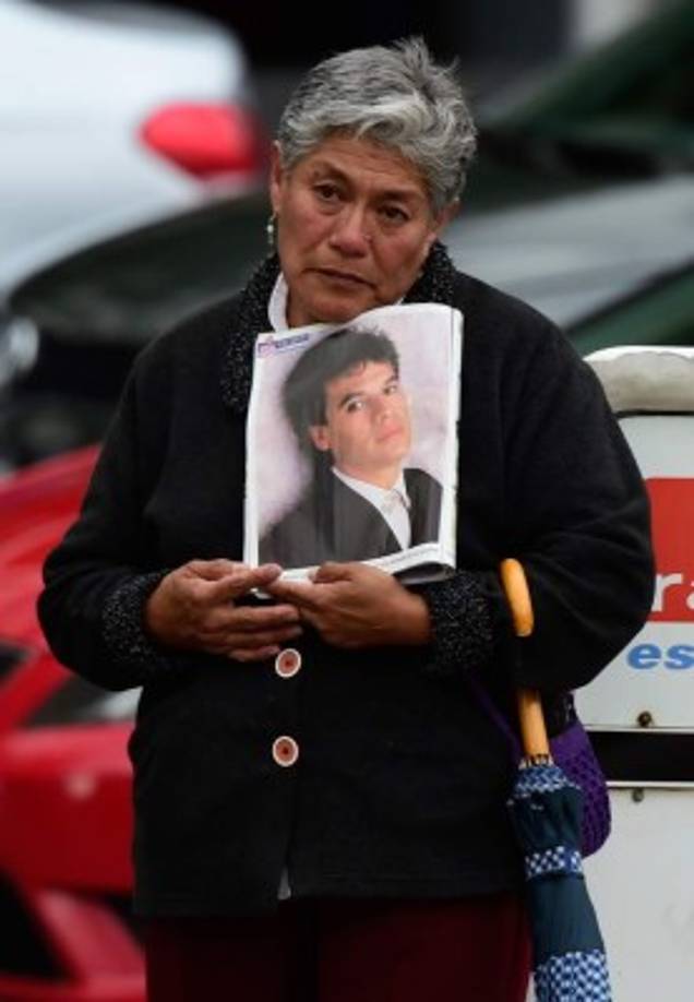 Una multitud espera el inicio del homenaje a Juan Gabriel en el Palacio de Bellas Artes.