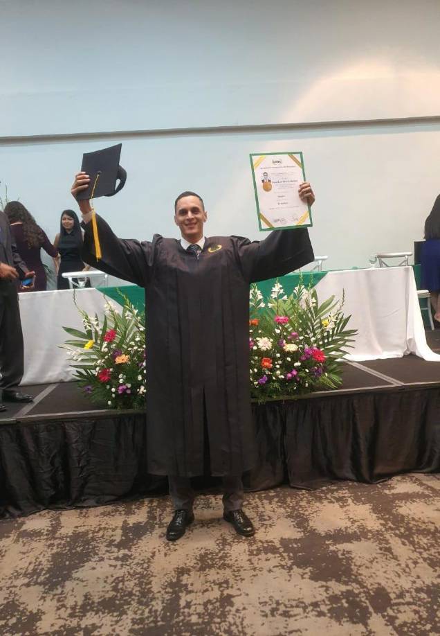 Bryan David Moncada Martínez posa para el recuerdo al recibir su título.