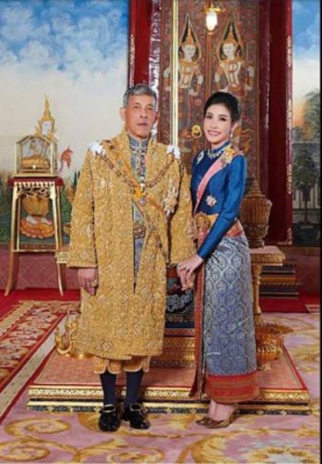 'Su comportamiento fue considerado irrespetuoso' rezaba un comunicado oficial de Palacio en octubre del 2019, que justificaba la marcha de la concubina con supuestos delitos que merecían una pena de cárcel: 'Hubo desobediencia al rey y la reina y Sineenat usó el nombre del rey sin su permiso para emitir órdenes'.