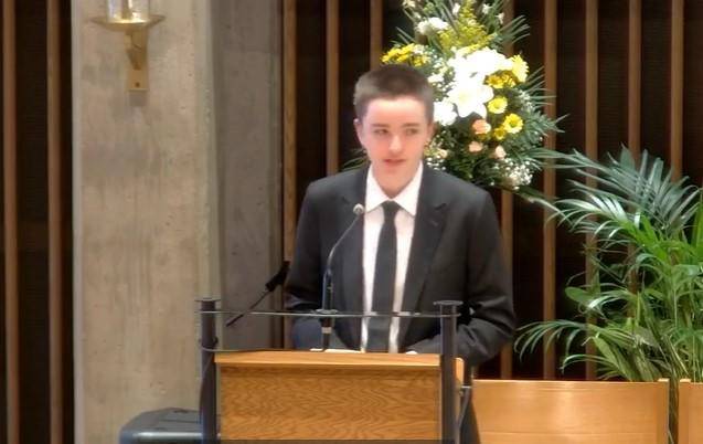 “Hola, mi nombre es Fin Affleck”, expresó frente a los presentes, y ante los cientos de personas que siguieron la ceremonia por medio de una transmisión en vivo en Facebook.