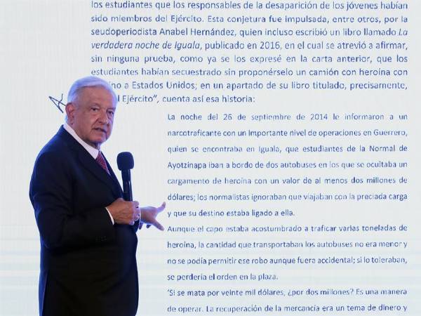 El presidente de México, Andrés Manuel López Obrador, lee una carta durante una rueda de prensa este miércoles, en el Palacio Nacional de Ciudad de México (México).