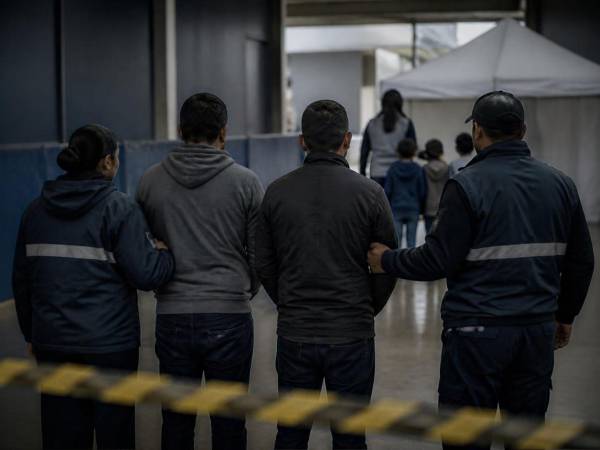 Durante al menos uno de los incidentes de tráfico, se les dieron a los niños migrantes gomitas que contenían marihuana para sedarlos.