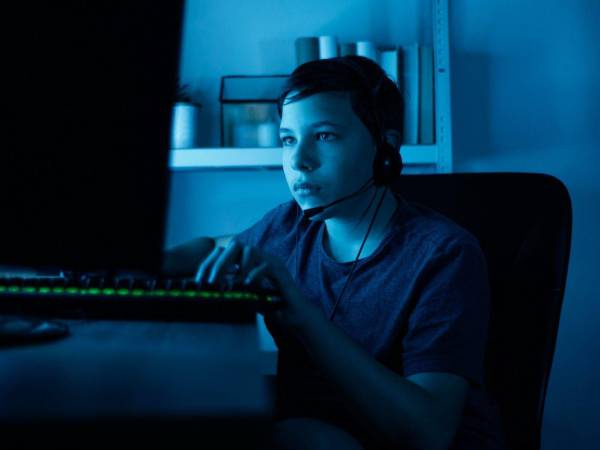 Plataformas como <b>Minecraft</b> o los entornos competitivos de <b>eSports</b> permiten conectar con amigos y desconocidos en tiempo real.