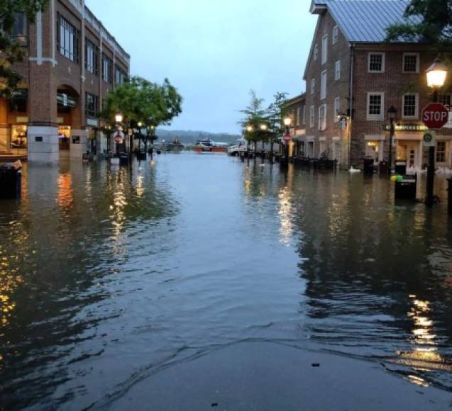 Este lunes se registraron las primeras inundaciones en Alexandria, Virginia, tras fuertes lluvias registradas la noche del domingo./@MikevWUSA