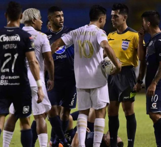 Pity Martínez estaba enojado con el árbitro mexicano Adonai Escobedo sobre el cierre del primer tiempo.
