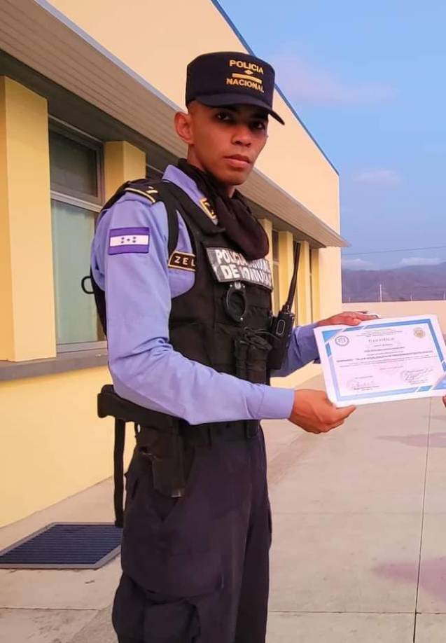 El agente fue identificado como Domingo Zelaya Escobar, de 26 años de edad. 