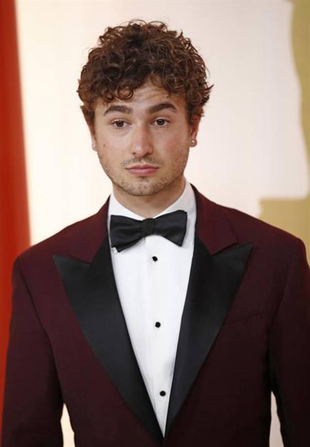  Gabriel LaBelle en su llegada. 