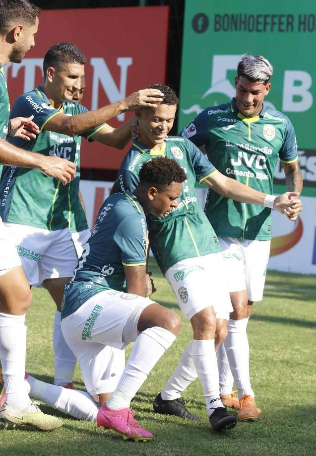Jugadores del Marathón celebrando el gol de Damin Ramírez ante Génesis.
