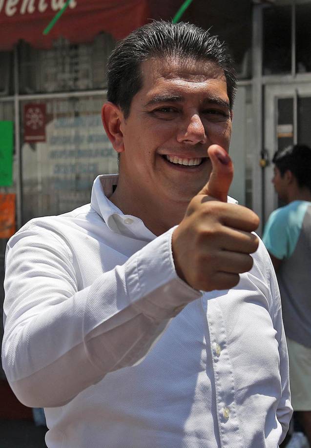  El candidato a la presidencia municipal de Chilpancingo por el Partido Revolucionario Institucional (PRI), Alejandro Arcos Catalán, muestra su pulgar después de emitir su voto el 1 de junio de 2024 en el estado de Guerrero (México). 