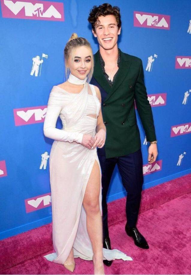 “Sharpest Tool” de Sabrina CarpenterOtra canción del mismo álbum, “Sharpest Tool”, parece hacer referencia a una relación secreta y a la desconfianza en una pareja. La canción dice:Íbamos bien, luego cambiaste por completo. Me dejó con muchas preguntas por contestar. Supongo que perderé otro año, me pregunto si. Si eso fue casual, así que soy una idiota. Busco una respuesta entre líneas. Engañándote si piensas que estamos bien. Estás confundido y yo estoy molesta...