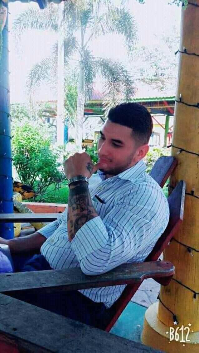 Ángel andaba estrenando moto cuando chocó contra taxi y murió en el barrio Cabañas