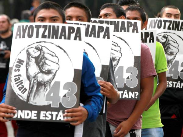Fotografía de archivo del 26 de septiembre de 2017 de personas protestando durante la marcha del tercer aniversario de la desaparición de los 43 jóvenes estudiantes de Ayotzinapa, en Ciudad de México (México). EFE/ Mario Guzmán ARCHIVO.