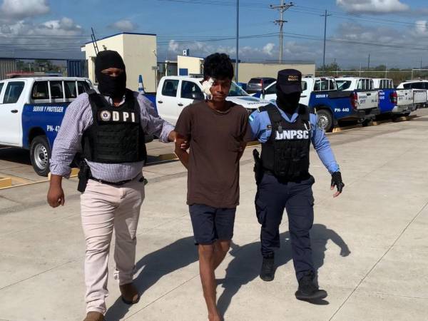 Agentes de la DPI detuvieron en el hospital al hijo que mató a su padre, luego de que recibió atención médica.