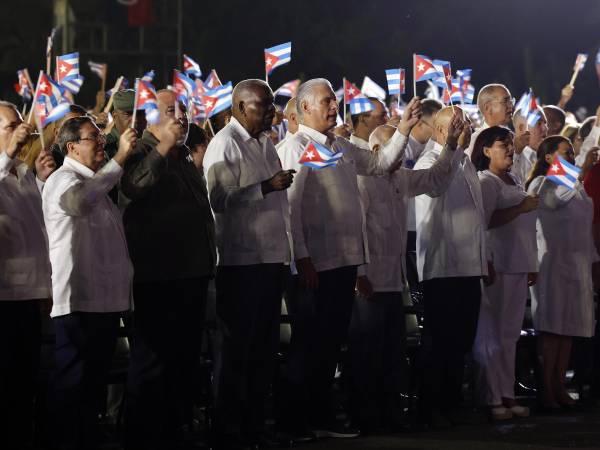 El presidente de Cuba, Miguel Diaz-Canel (c-adelante), reacciona en el acto político del 73 aniversario del frustrado asalto al Cuartel Moncada este domingo, en Pinar del Río (Cuba).