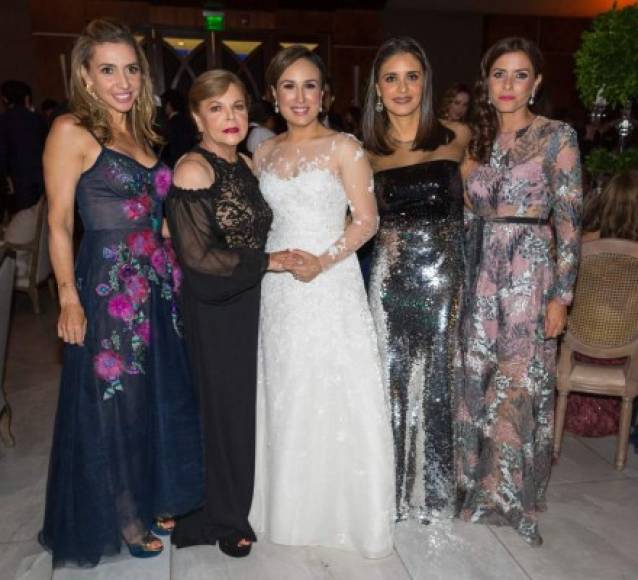 Vanessa Bizzarri, Hilda Córdoba, la novia, Mónica Piechottka y Andrea Morales.