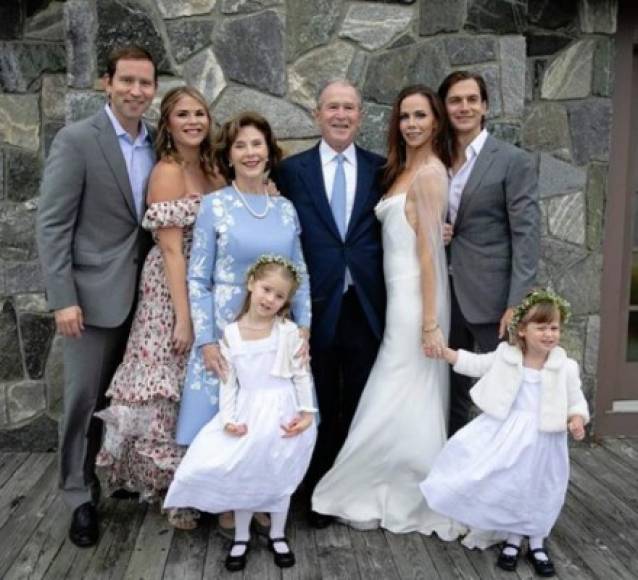 El expresidente Bush publicó en Instagram que él y su esposa 'están muy orgullosos de nuestra compasiva, atrevida, feroz, amable, inteligente y amorosa hija', junto a una imagen de su familia.