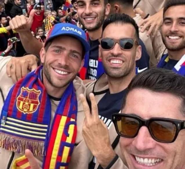 Robert Lewandowski se tomó esta selfie en la que aparece con jugadores como Busquets, Sergi Roberto y Ferran Torres. 