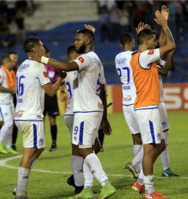 Los jugadores del Olimpia aplaudieron el apoyo que les dio aficionados.