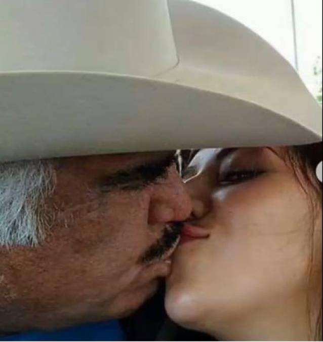 En las redes sociales circularon fotos de Vicente Fernández besando en la boca a una mujer.