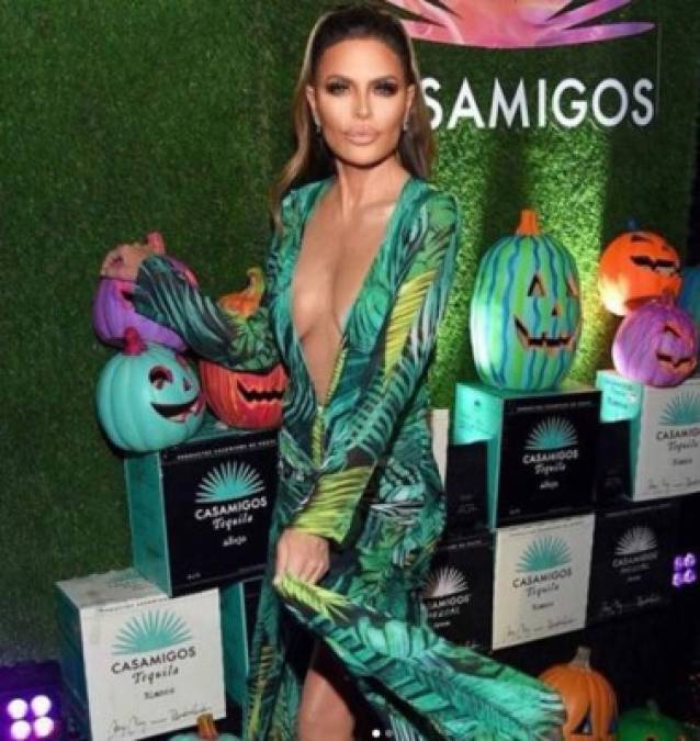 La actriz Lisa Rinna imitó el vestido de Versace que JLo lució en los Grammy del año 2000.