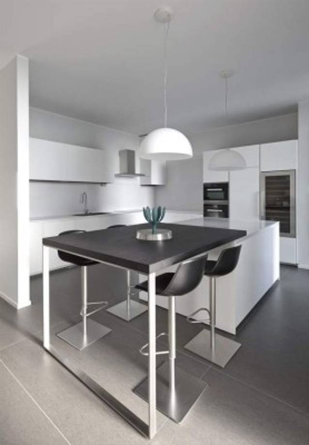 Así es el área de cocina del deportamento que compró Messi en Italia.