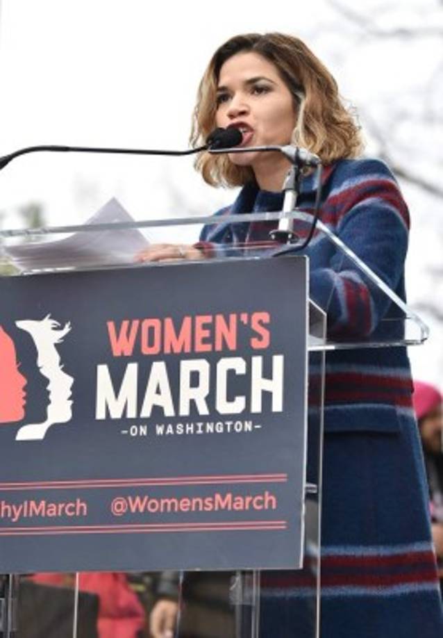 La actriz de origen hondureño América Ferrera se expresó durante la mañana con un fuerte y extenso discurso.<br/><br/>Algunas de las frases que calaron la conciencia de los presentes son: 'El presidente (Trump) no es Estados Unidos. Nosotros somos Estados Unidos y estamos aquí para quedarnos'.<br/><br/>Sobre la promesa de Trump de deportar millones de inmigrantes y construir un muro en la frontera con México. 'No podemos pasar de ser una nación de inmigrantes a ser una nación de ignorantes', enfatizó.<br/><br/>'El presidente no es América. Su partido no es América. El Congreso no es América. Nosotros somos América y estamos aquí para quedarnos', añadió Ferrera.<br/>