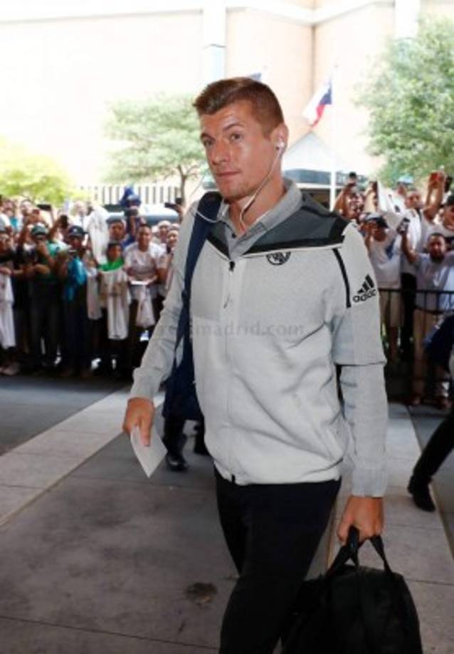 Toni Kroos fue de los primeros en llegar al hotel y generó gran algarabía entre los aficionados.