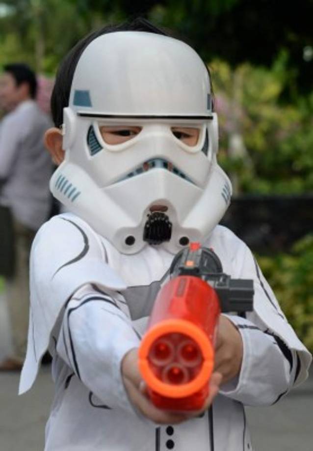 Un pequeño seguidor de Star Wars se disfraza como un Stormtrooper, los temibles soldados de asalto del Imperio Galáctico.
