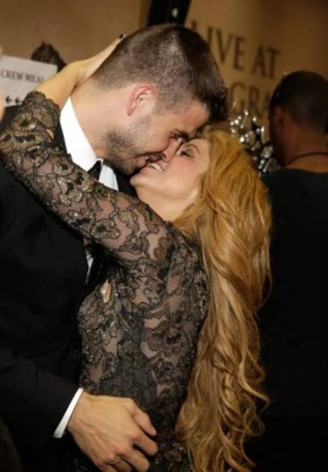2010. Gerard Piqué<br/><br/>Cuando en mayo de 2010 la cantante colombiana Shakira fue elegida para cantar el tema oficial de la Copa Mundial de Fútbol, poco podía imaginarse que el “Waka Waka” iba a cambiar su vida. Por entonces salía con su novio de siempre, Antonio de la Rúa. Pero en la grabación del vídeo promocional conoció al jugador del FC Barcelona Gerard Piqué, que tenía 10 años menos que ella y vivía en otro continente.<br/><br/>El mismo Piqué reveló durante una entrevista que el flechazo se dio mientras grababan el 'wakawaka' y fue un 'lío muy grande' ya que prometieron verse al final del mundial mientras aún tenían pareja. Ambos terminaron sus compromisos y comenzaron el romance. <br/><br/>Actualmente llevan seis años juntos y dos pequeños hijos fruto de su amor.