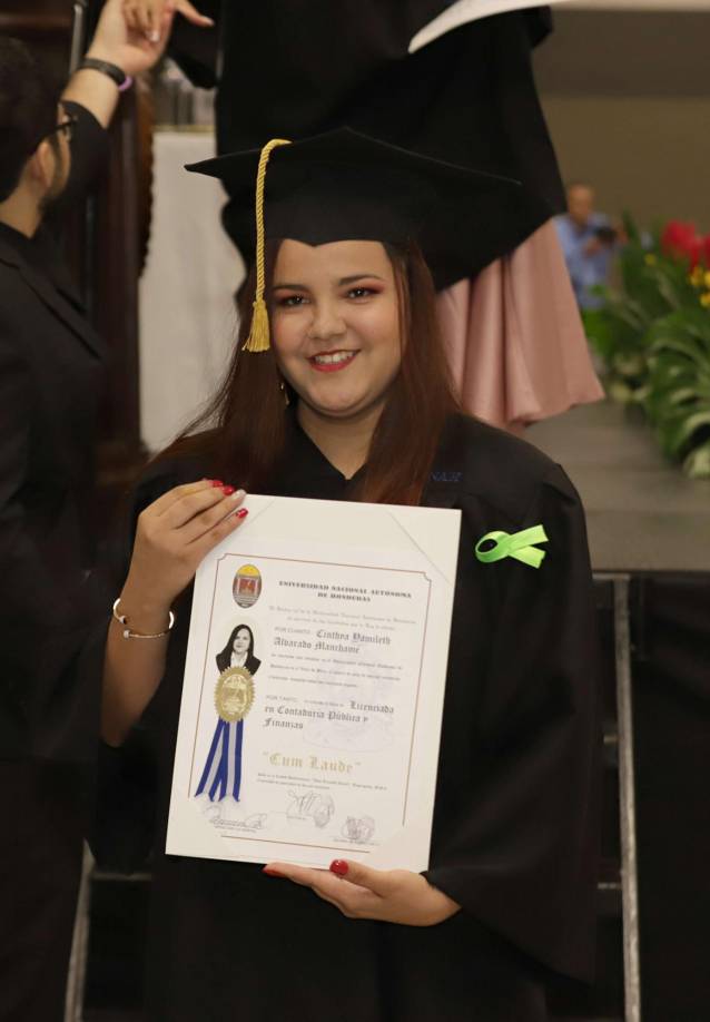 ¡Felices y orgullosos! Así festejan los nuevos egresados de Unah-vs