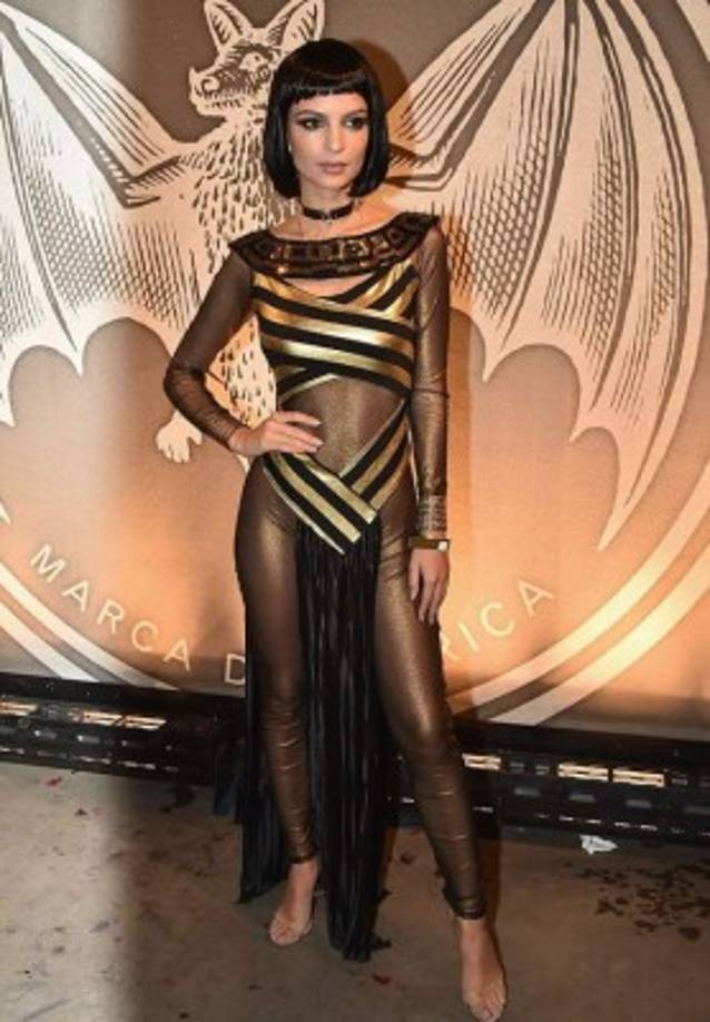 Emily Ratajkowski como una diosa egipcia.<br/>